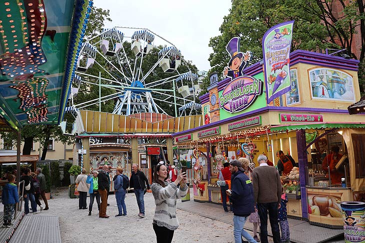 Kirchweihdult 2023 Berti's Schokoladenfabrik und auch wieder dabei: das Russenrad (©Foto: Martin Schmitz)